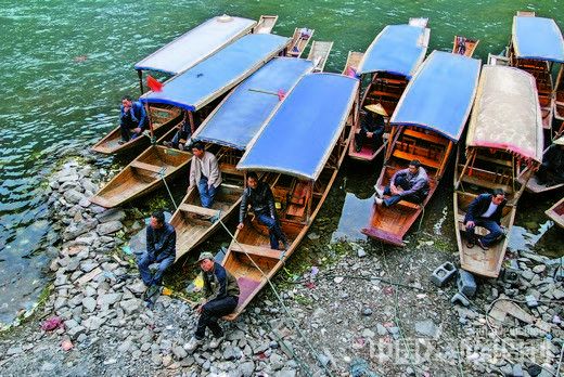 4��12�գ����Ϸ�ˣ����������εȴ��ؿ͵�ũ�Ҵ������ش����ʾ�������ʱǰ���˴����ο��ڶ࣬�ֽ�10��Ǯ�Ĵ���Ҳ����Ѱ�ٵ��οͣ����ֻ���ڰ����������塣��Ӱ/�������� ���